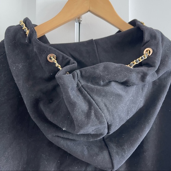 Black cropped hoodie with gold chain drawstring pulls - Picture 9 of 11